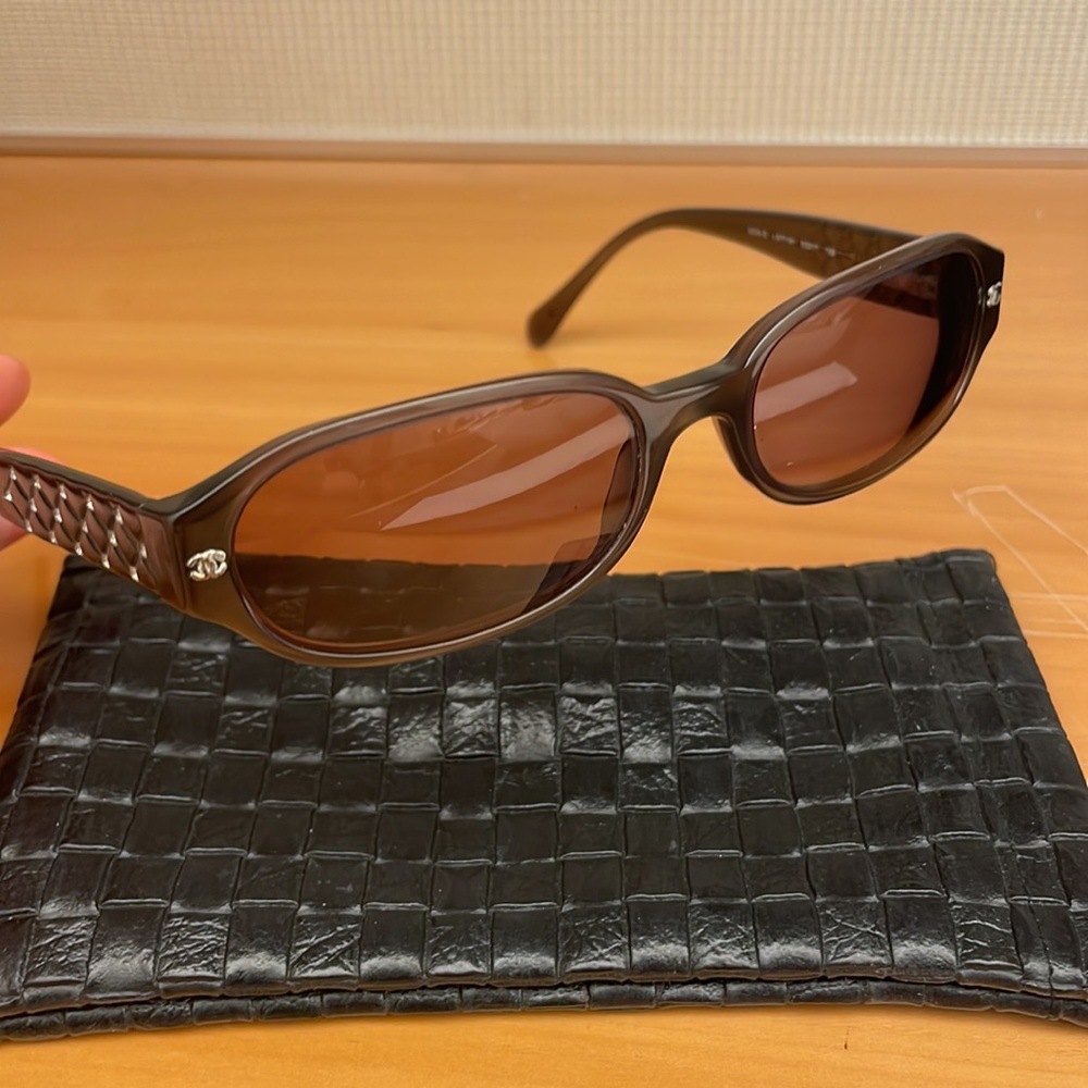 CHANEL Black Oval Sunglasses with Dark Brown Lenses - Picture 5 of 7